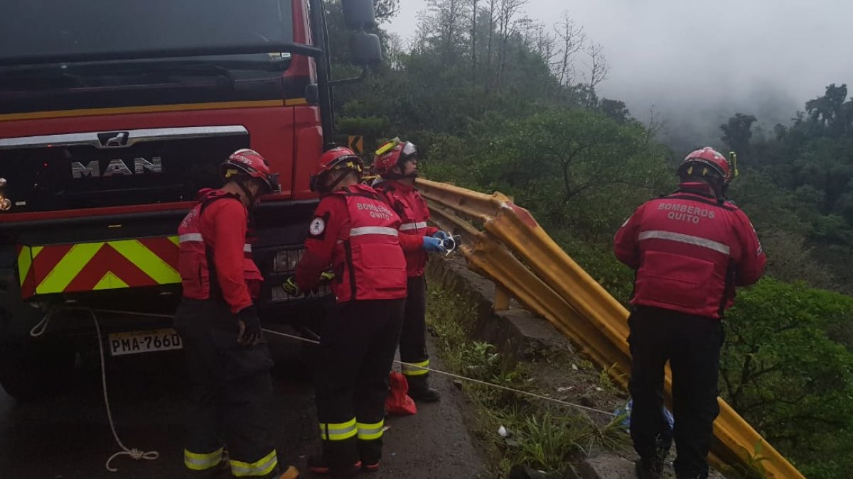 El Cuerpo de Bomberos de Quito despachó un total de 35 efectivos y 14 vehículos de emergencia para iniciar las labores de búsqueda, rescate y estabilización de las víctimas.