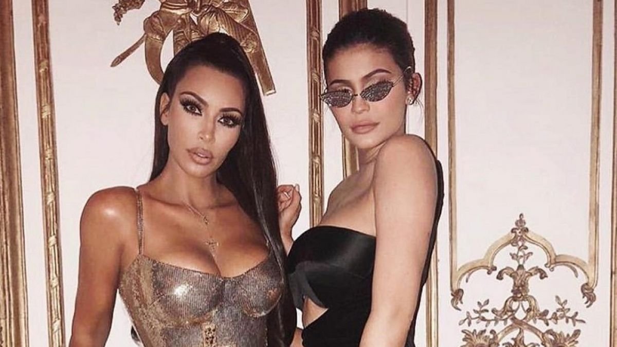 La fotografía buscaba promocionar una nueva línea de perfumes lanzada en conjunto entre Kim y Kylie.