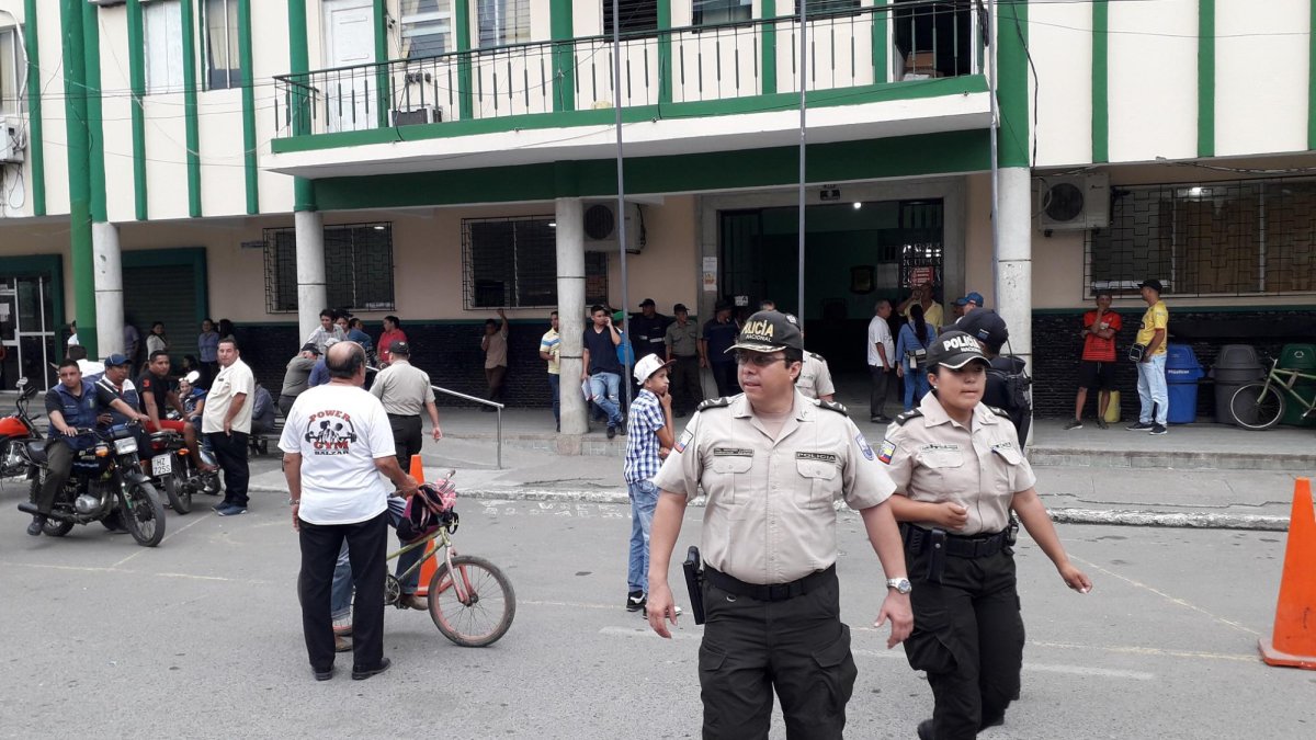 En la mañana de este jueves las  puertas  del cabildo nuevamente con  la  presencia  de  un gran número  de  policías,  para   que  los funcionarios  de González  inicien sus labores.