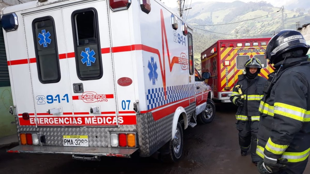 Los miembros del Cuerpo de Bomberos de Quito se trasladaron hasta la escena para atender a las personas afectadas.