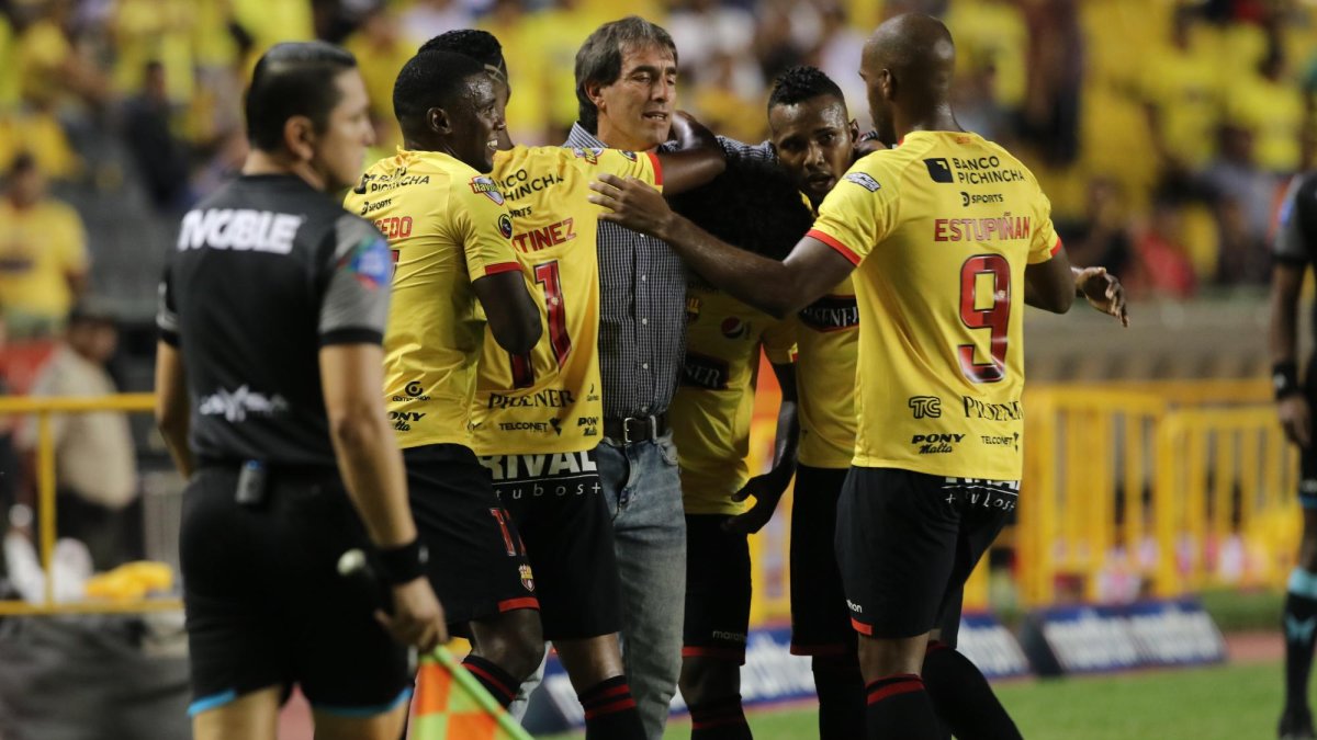 Almada cumplió con su último partido frente al club amarillo. Su destino es el Santos Laguna de México.