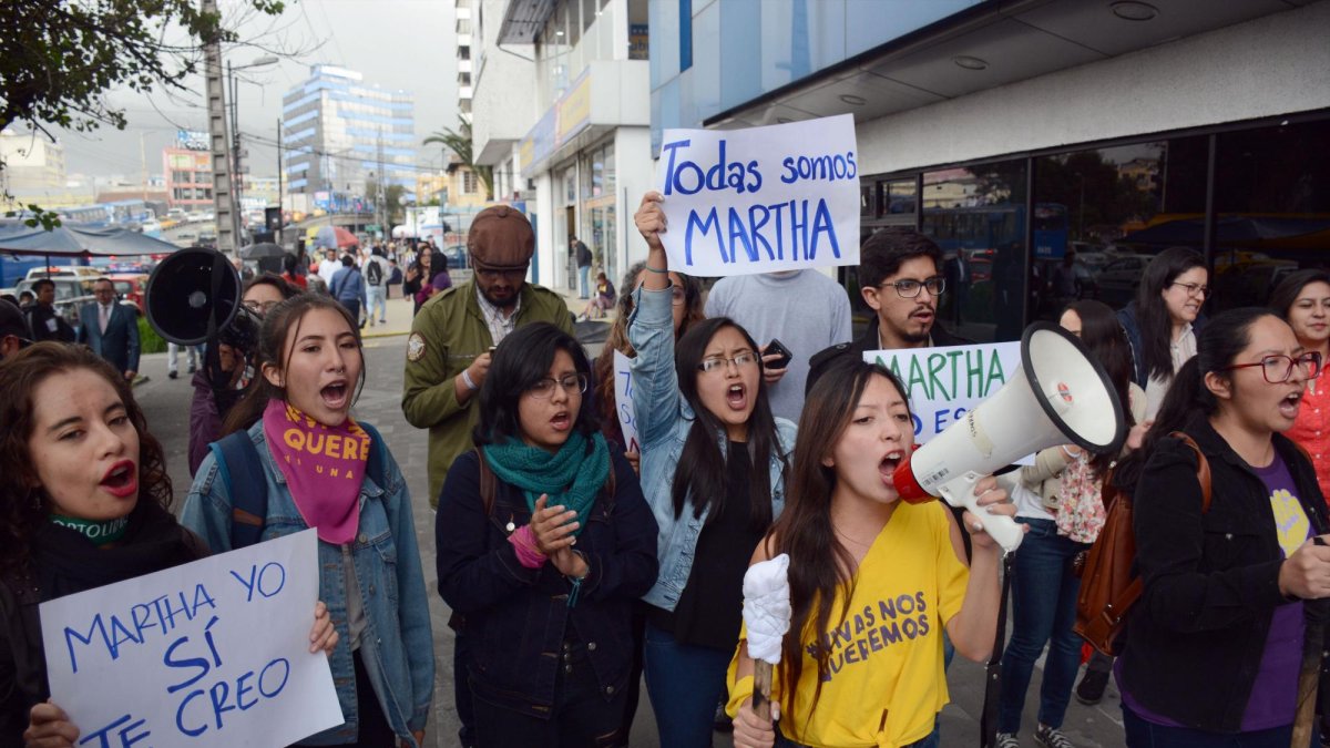 Organizaciones de mujeres piden se agolparon en los exteriores de la Unidad de Flagrancia, en el centro-norte de Quito, para brindar su apoyo a la víctima.