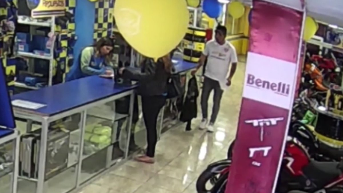 En la imagen se evidencia el robo.