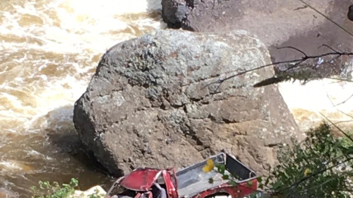 La camioneta quedó destrozada tras el volcamiento.