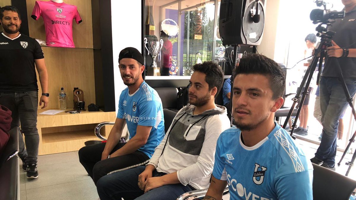 Los jugadores Facundo Martínez y Andrés López, de la Universidad Católica, ‘sorprendieron’ en la rueda de prensa del Independiente del Valle.