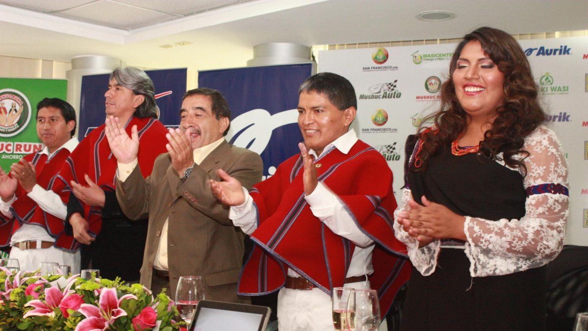 Karina Chango, al lado de su padre Luis, actual presidente de Mushuc Runa.