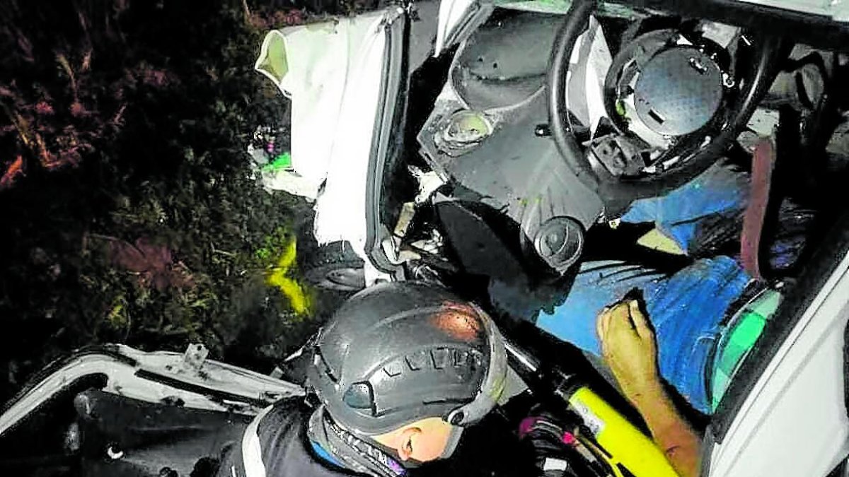 Más de una hora tardaron los socorristas en sacar el cadáver de Rosalino Aguirre Calderón.