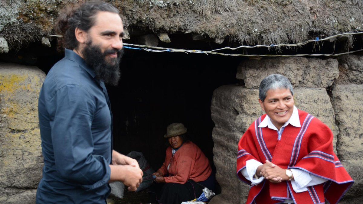 Juan Pablo Sorin visita la escuela del Milenio Chibuleo. Luis Chango presidente del Mushug Runa comparte una comida con el jugador.