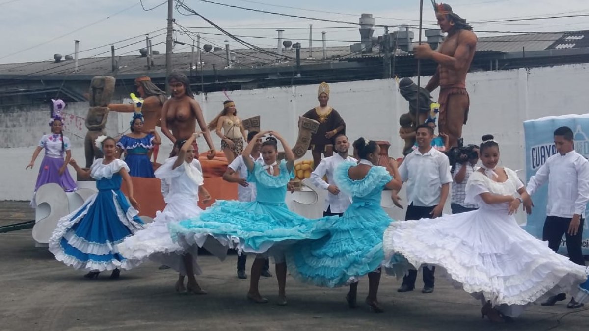 Grupo folclórico se alista para el desfile ceremonial por la Fundación de Guayaquil.