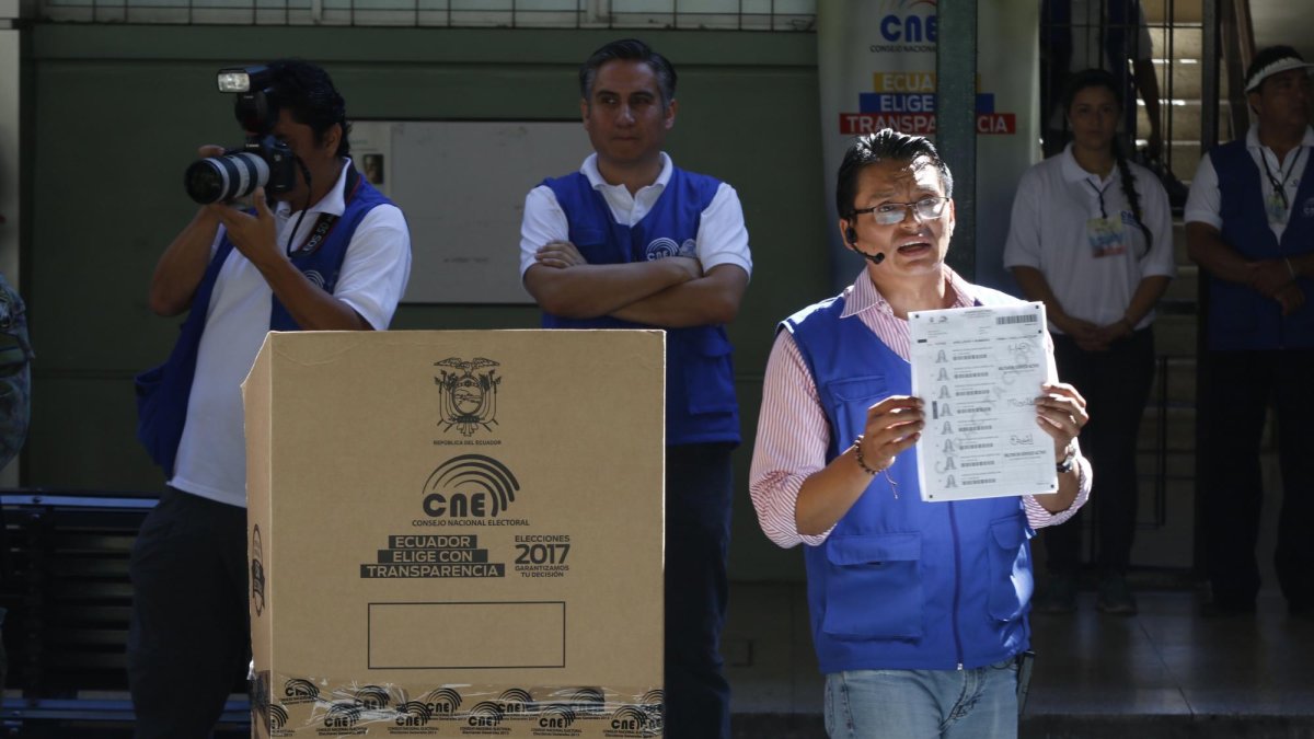 Miembros del CNE en las elecciones de 2017.