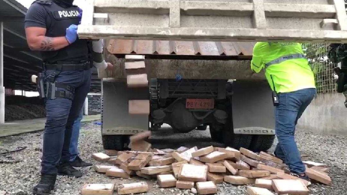 Los bloques de droga cayeron cuando agentes de la UIAN empezaron la requisa.