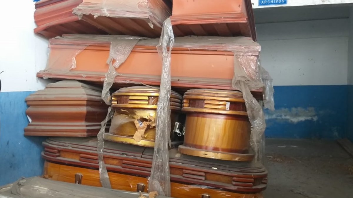 Los ataúdes estaban almacenados en una bodega municipal.