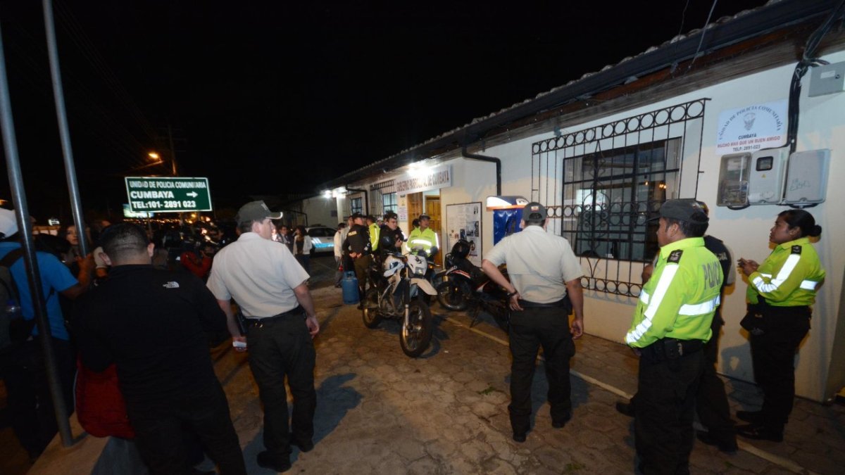 El hombre fue detenido por agentes policiales.