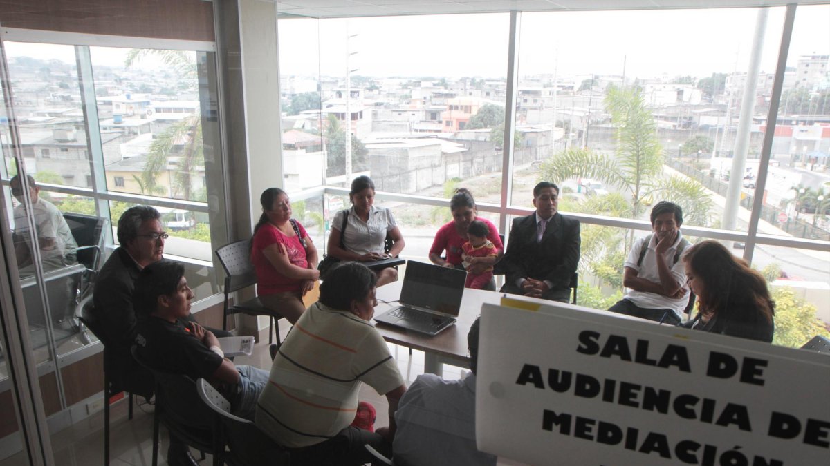 La mediación es un procedimiento de solución de conflictos que ofrece el Consejo de la Judicatura (CJ) para conciliar discrepancias por el cual las partes involucradas, asistidas por un tercero neutral, llamado mediador, procuran un acuerdo voluntario.