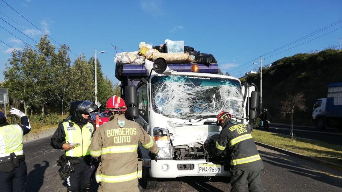 Al lugar llegaron seis efectivos del Cuerpo de Bomberos, un camión de rescate y una motocicleta de respuesta inmediata.