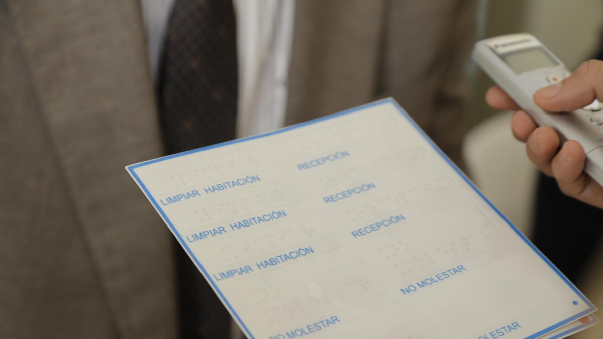 Las pegatinas de escritura braille son parte de la propuesta para una mejor accesibilidad.