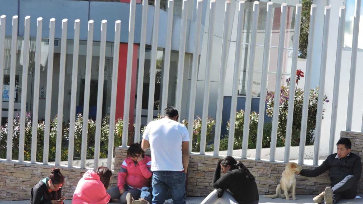 Los familiares de Jonathan Pantoja esperaban a que se practique la autopsia en el Centro Forense.