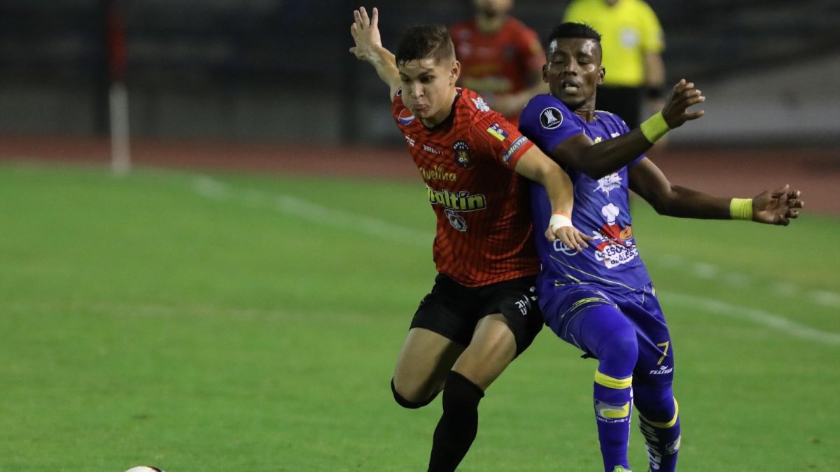 Rosmel Villanueva (i) disputa un balón con Juan Diego Rojas.