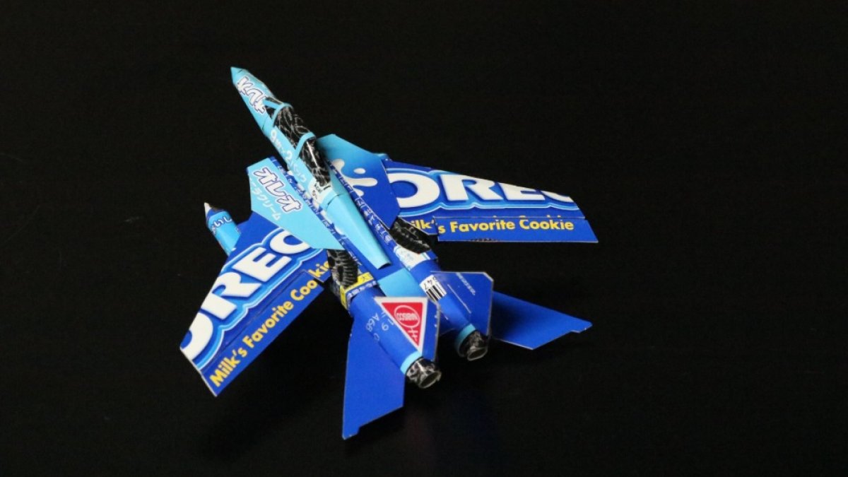 Otro de sus trabajos con una caja de Oreo.