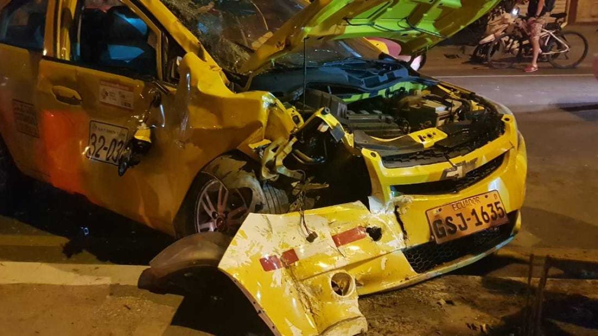 La parte delantera del vehículo quedó destrozada.