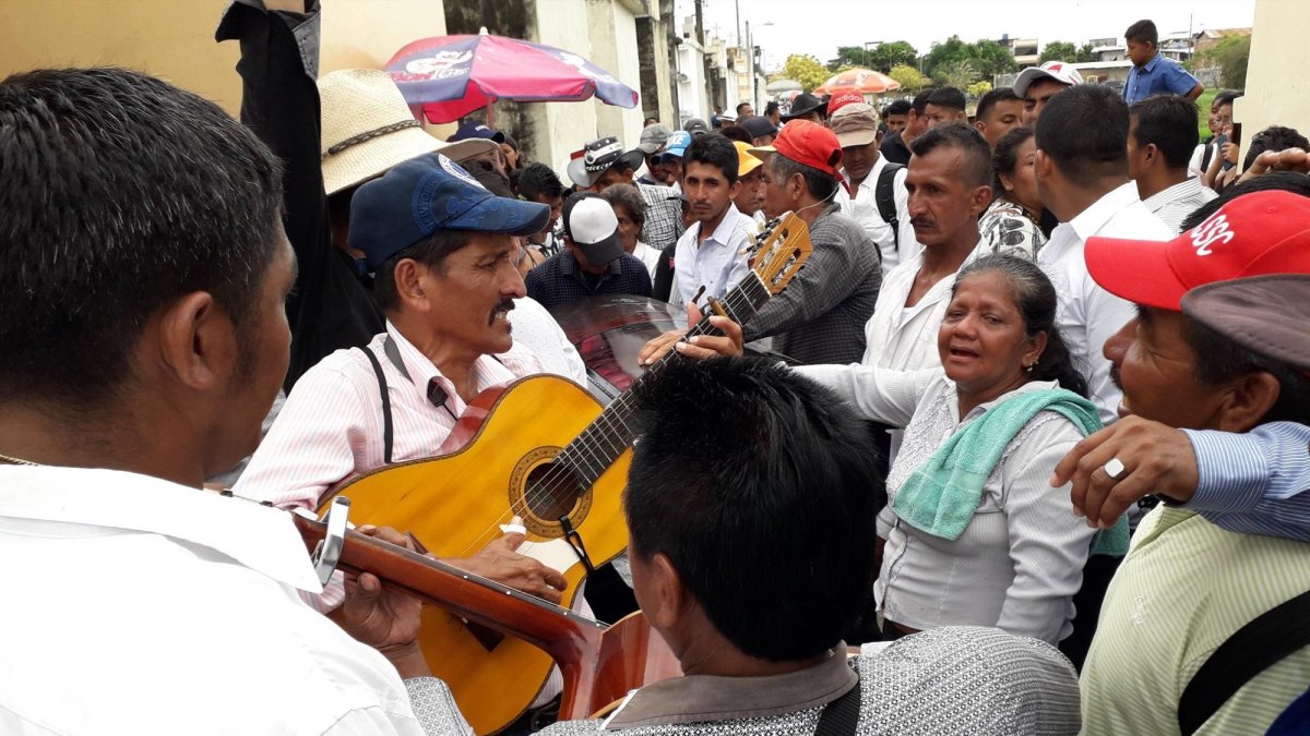 También hubo músicos que le cantaron melodías como ‘Por algo siempre me han de recordar’.
