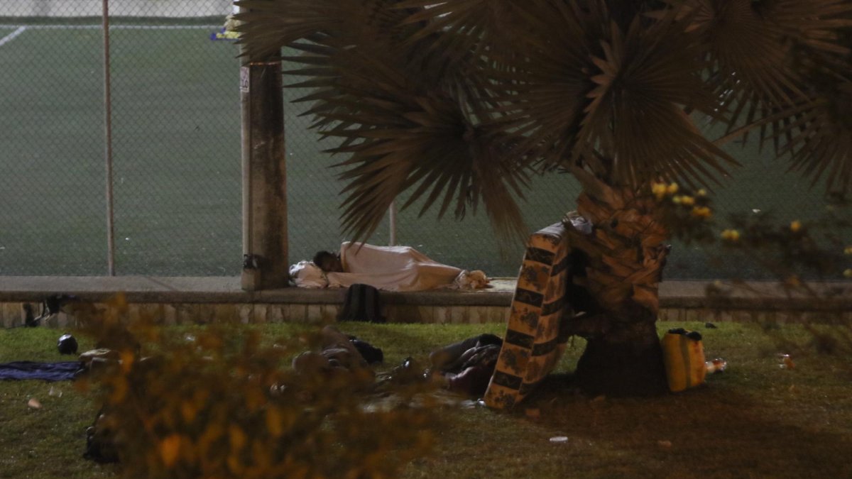 Varias personas pernoctan en las canchas del complejo deportivo ubicado cerca de la terminal terrestre de Guayaquil.