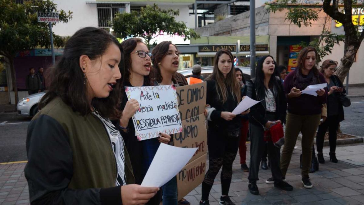 Plantón de respaldo a Martha, víctioma de violación grupal.