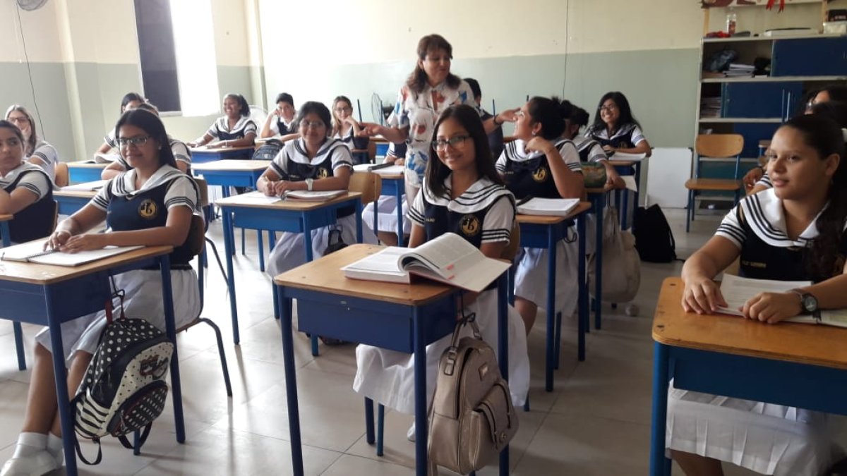 En la Unidad Educativa Fiscal Guayaquil, los chicos recibieron la bienvenida por parte de los directivos del plantel.