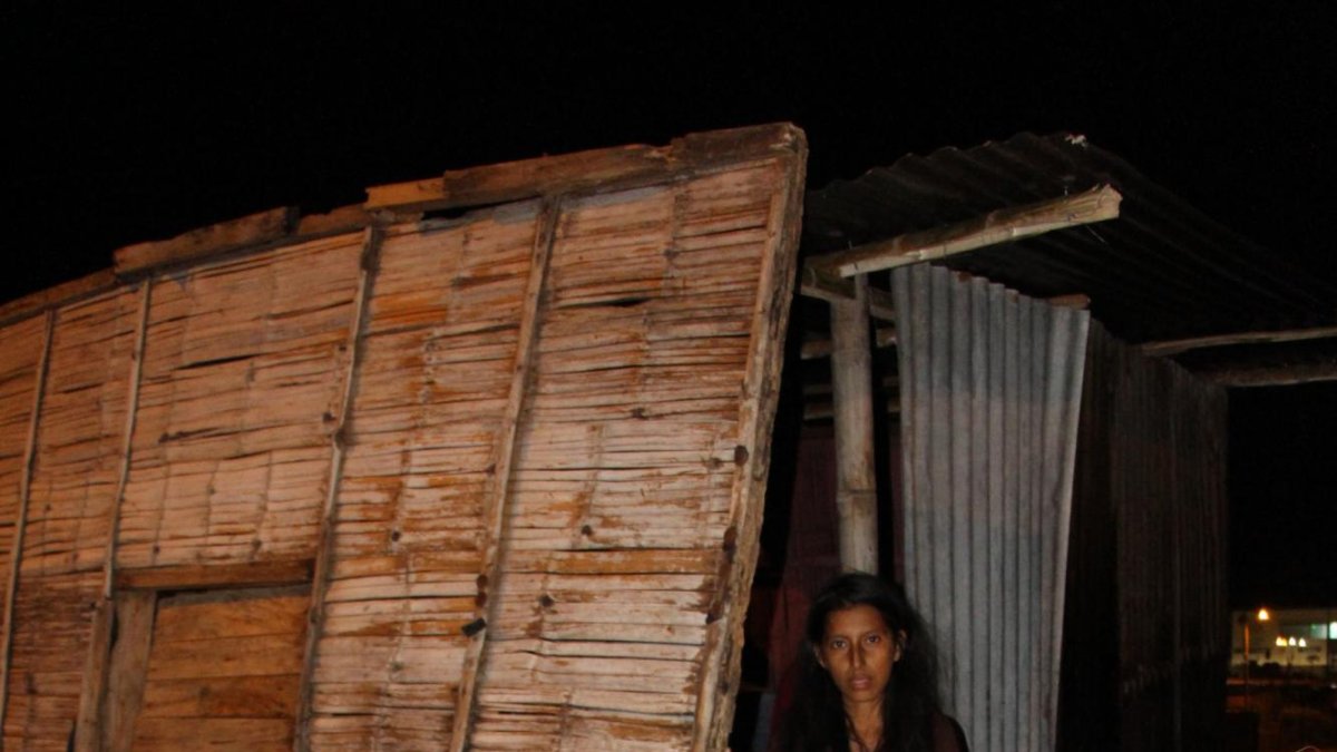 Mariuxi Sosnalema junto a su casa armada con pedazos de caña.