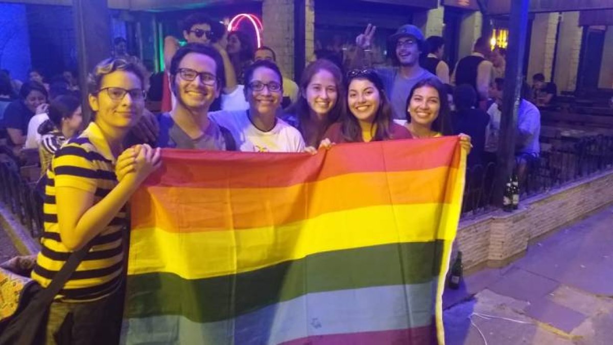 Los festejos por parte de colectivos GLBTI se centraron en la calle Víctor Emilio Estrada, de Urdesa.