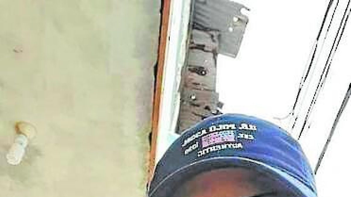 Flores Lema fue asesinado en abril pasado. En la foto junto a una de las sospechosas.