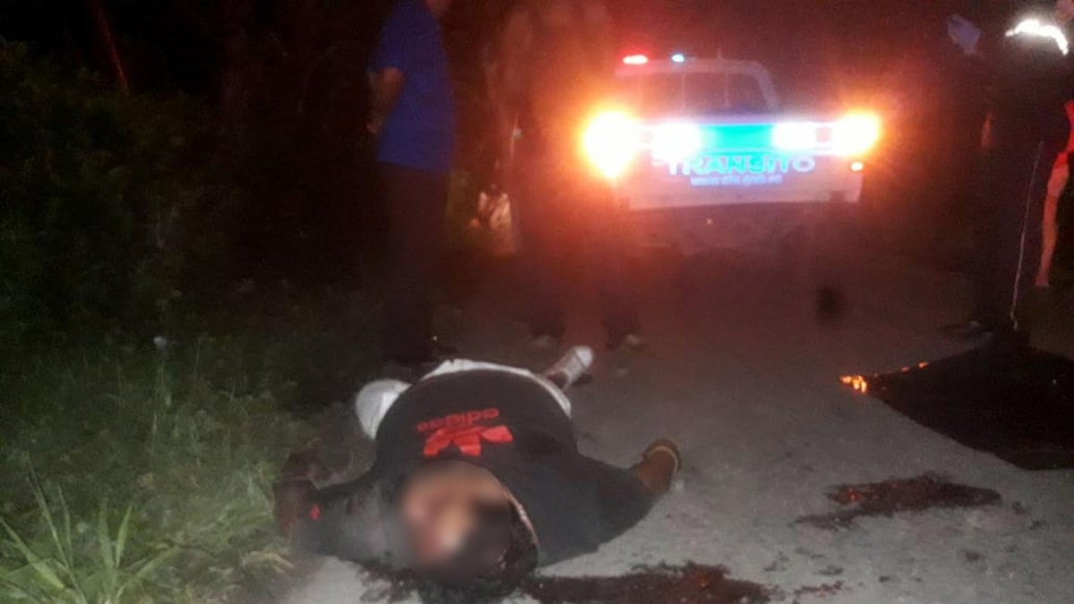 Según las primeras investigaciones, Galo Abelardo Alvarado Pino iba como pasajero de una moto y, tras un accidente, lo abandonaron.