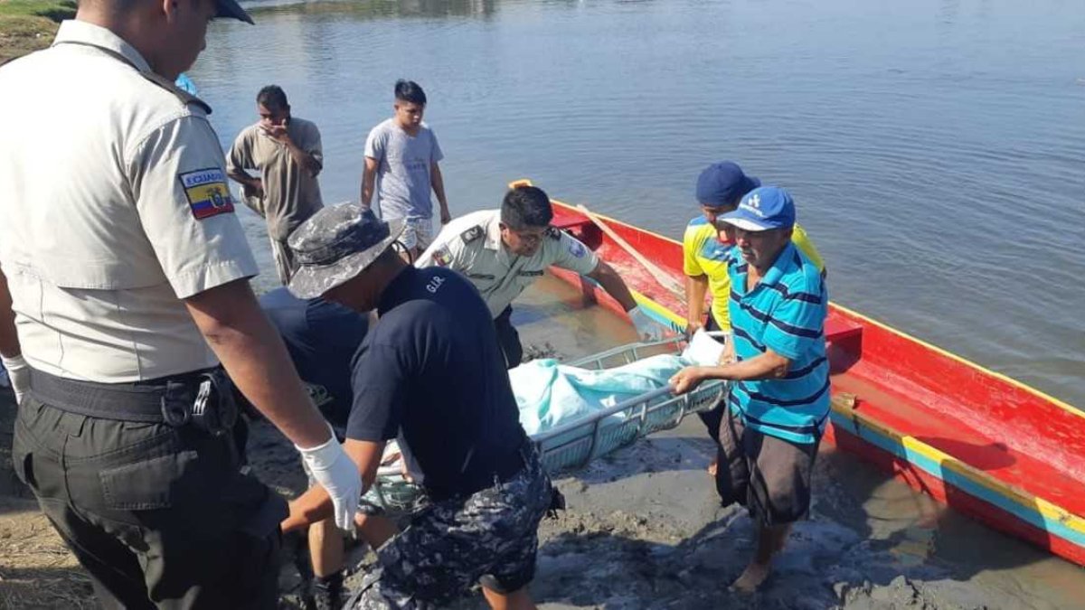 Miembros del GIR rescataron a joven venezolano que pereció ahogado en el río Daule.