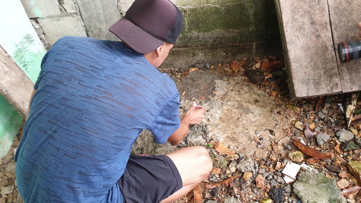 El sobrino de la víctima prendió una vela en el sitio en el que la mujer fue asesinada.