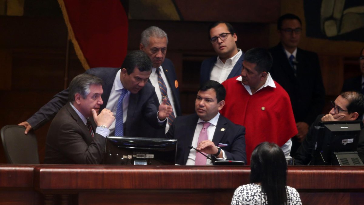 En su discurso de posesión, César Litardo consideró necesario priorizar una agenda que busque el bienestar del pueblo.