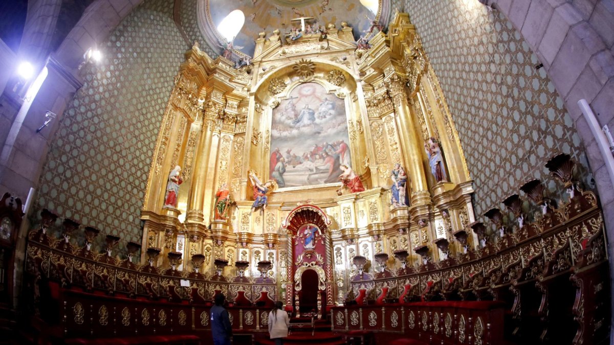 Bajo el altar hay 23 sillas para sacerdotes importantes.
