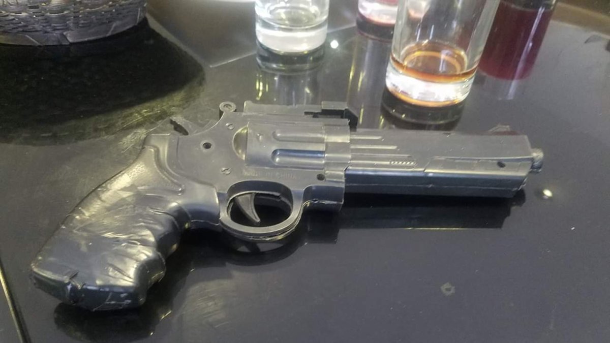 La pistola de juguete con que lo amenazaron fue botada por los pillos unos metros más adelante del restaurante donde se cometió el robo.