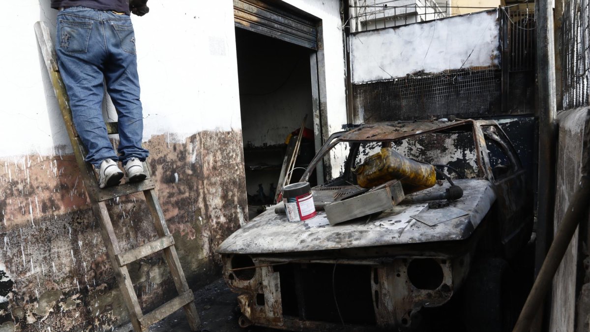 El vehículo, estacionado en el garaje de la casa, quedó calcinado