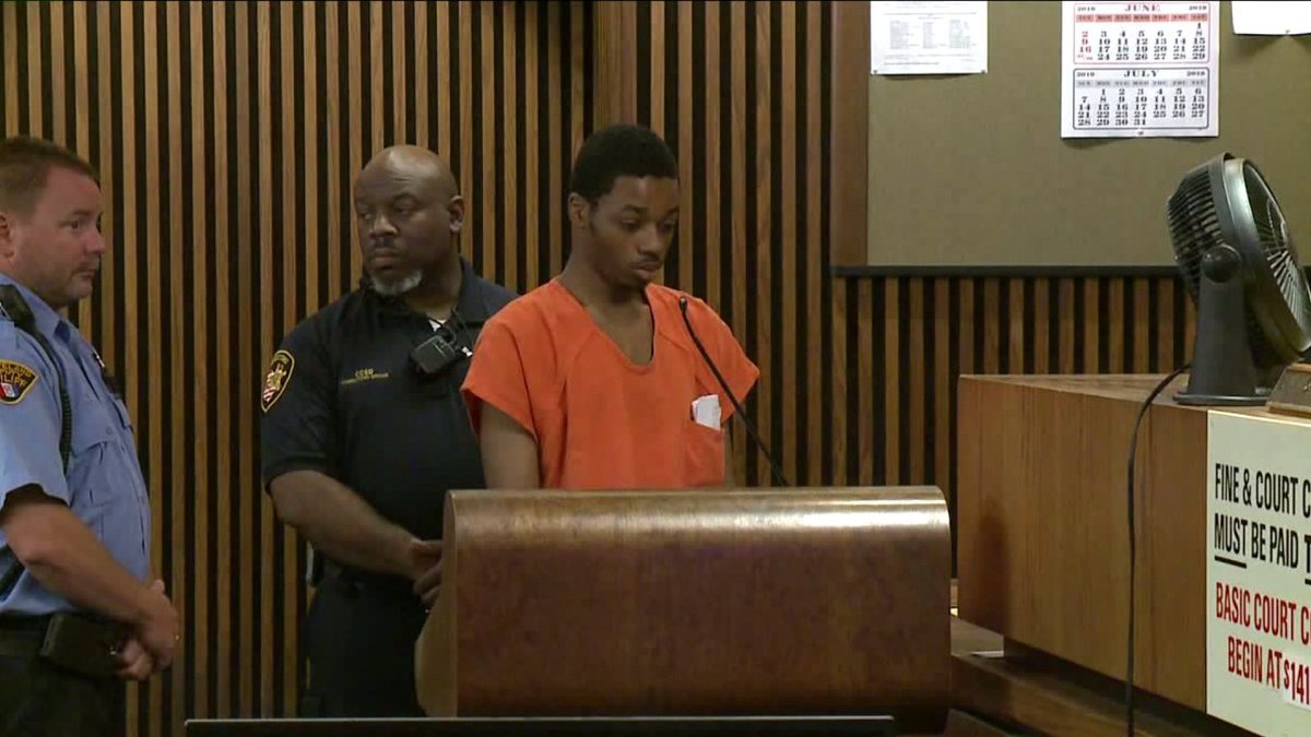 Jaylen Latrell entró por la noche a la casa de la madre de un asesino serial y apuñaló a la mujer y 3 niños mientras dormían.