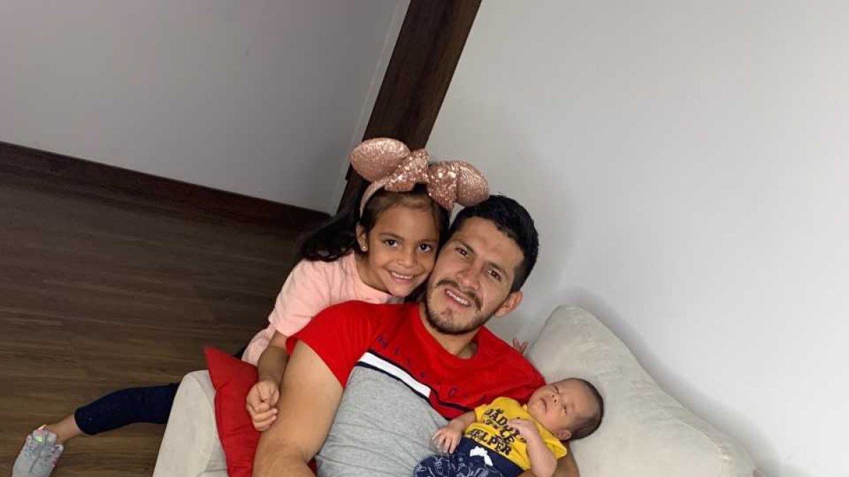 Cristina y Christian Jr junto a su papá el Chavo Cruz, jugador de Liga de Quito.