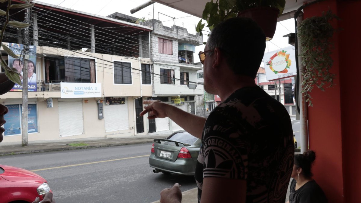 Santiago Ocampo, de 37 años, es uno de los nueve heridos por los sismos. Vive en Macas, a tres horas en carro de la zona del epicentro, en la selva oriental.