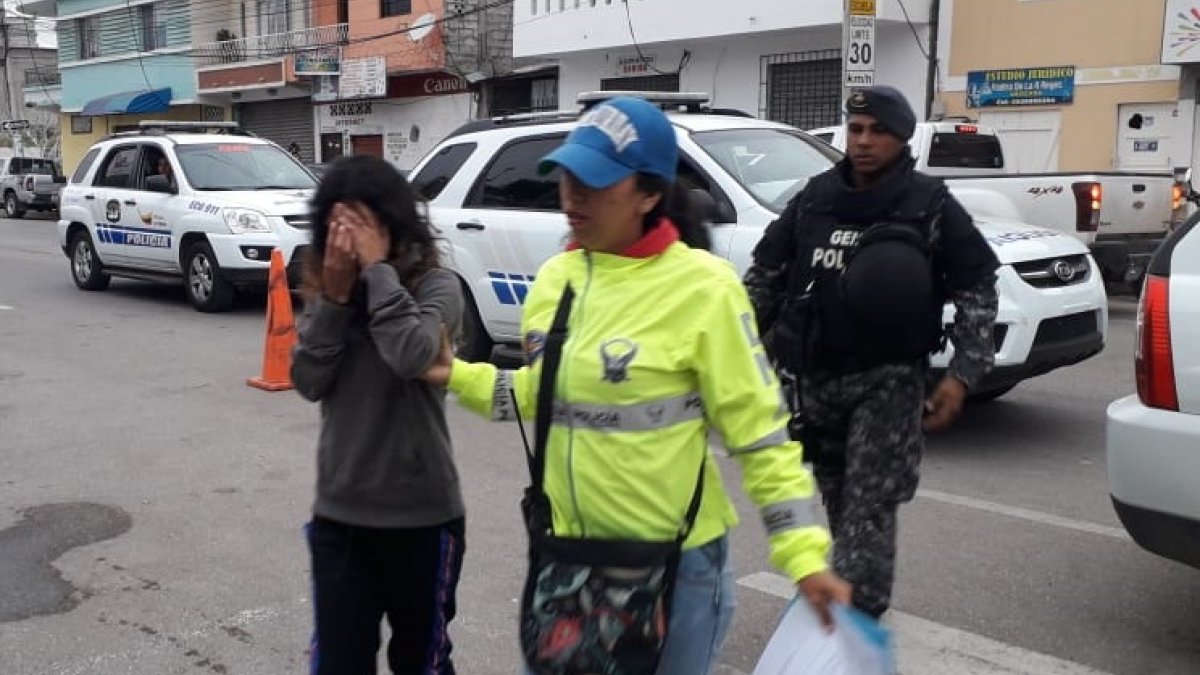 Una de las aprehendidas es llevada hasta el Comando policial.