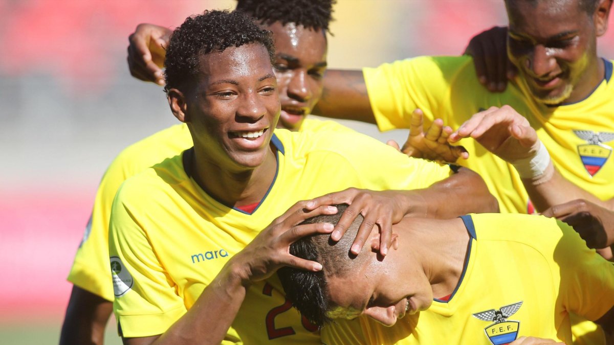 El ecuatoriano Jordan Rezabala (d) celebra con sus compañeros luego de anotar un gol durante un partido del Grupo B del Sudamericano Sub’20 entre Ecuador y Paraguay.