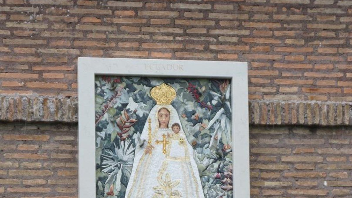 Con el descubrimiento del bello mosaico, obra de la artista Doménica Barahona, la advocación ecuatoriana de la Virgen María quedó entronizada en los jardines vaticanos.