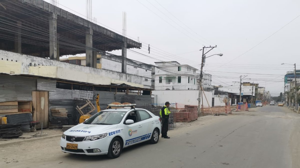 En las calle Chimborazo, enrte Goyena y Bolivia, sur de Guayaquil se reportó un robo de retroexcavadoras.