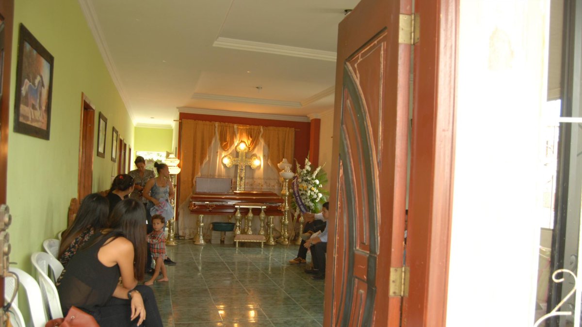 Fue su progenitor quien al arribar en horas de la madrugada de este jueves a descansar a la casa, se encontró con el desgarrador cuadro.