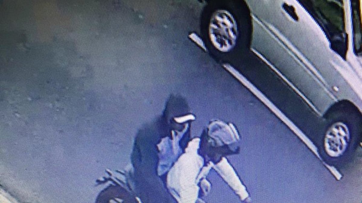 Según la ministra María Paula Romo, a los supuestos sicarios se les encontró 6000 dólares en efectivo en su poder, aproximadamente.