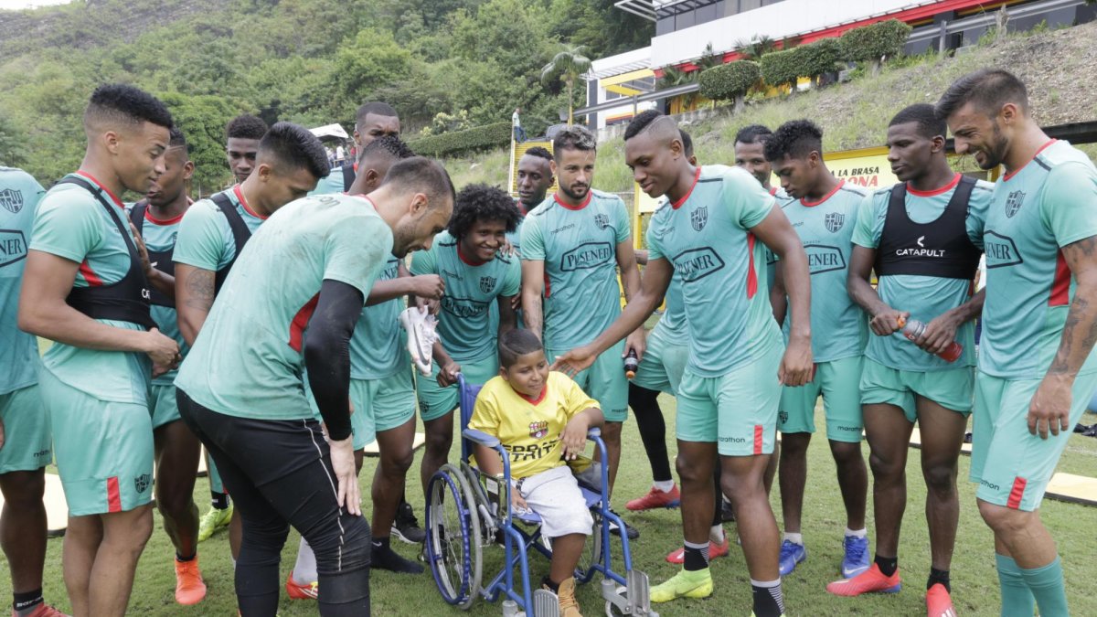 El pequeño Neymar, en su silla de ruedas, se muestra feliz rodeado de sus ídolos.