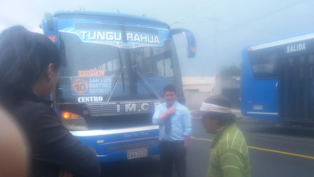 Tras la denuncia y detención los otros conductores del bus de la línea 10 que estacionan en Huachi El Progreso no quieren llevar a la joven.