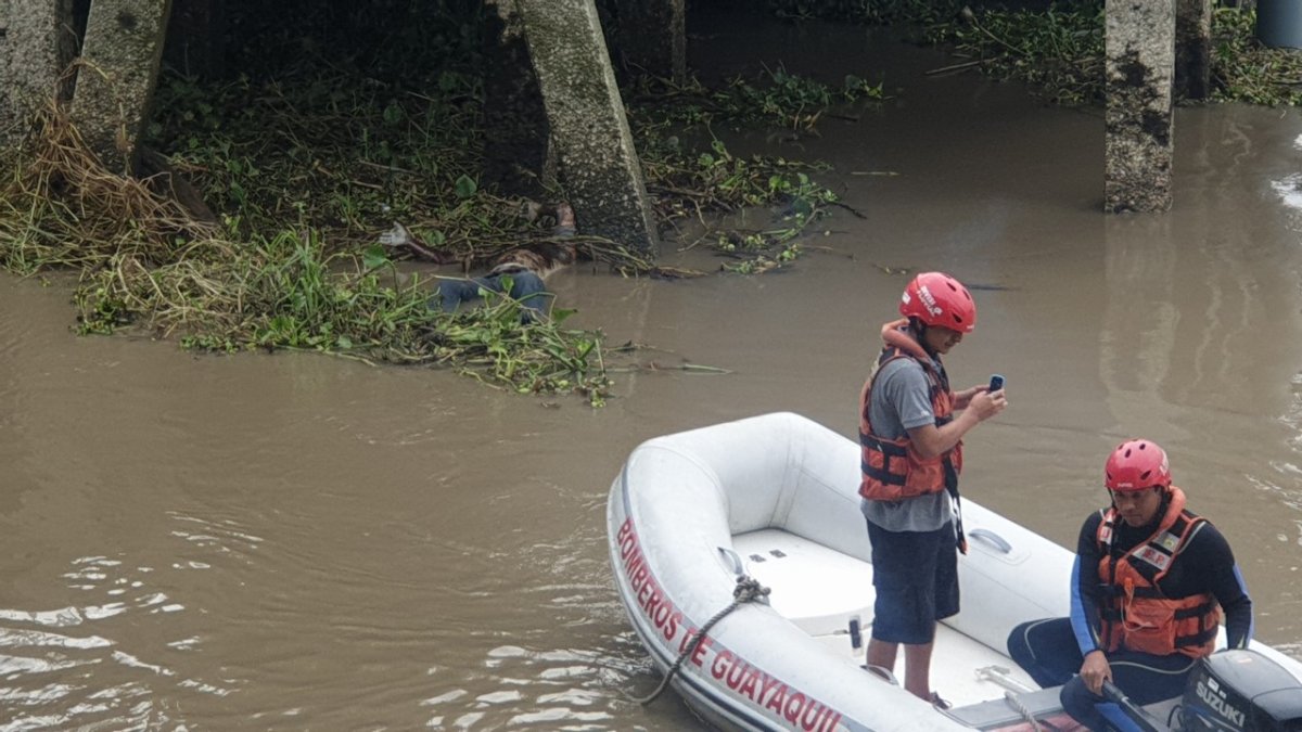 Personal del Cuerpo de Bomberos llegaron al lugar para trasladar el cadáver al Laboratorio de Criminalística.